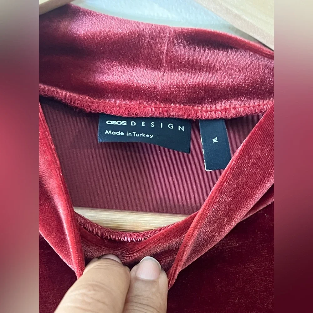 ASOS DESIGN muscle long sleeve t-shirt in burgundy velour with turtleneck - Picture 11 of 16